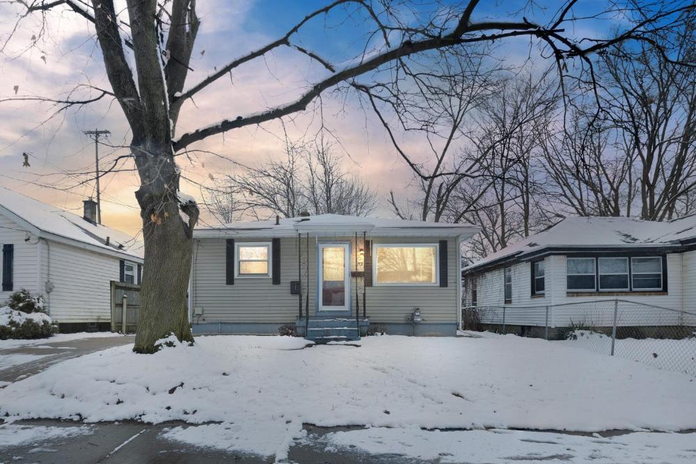 Lovely PET FRIENDLY three bedroom in desirable Urbandale Location! home